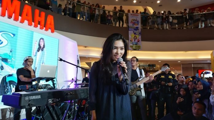 Brand Ambassador Mio S Isyana Sarasvati tampil menyanyikan Jingle Mio S “It’s Mio Style di Blue Core Yamaha Motor Show (BYMS) Cirebon (2)