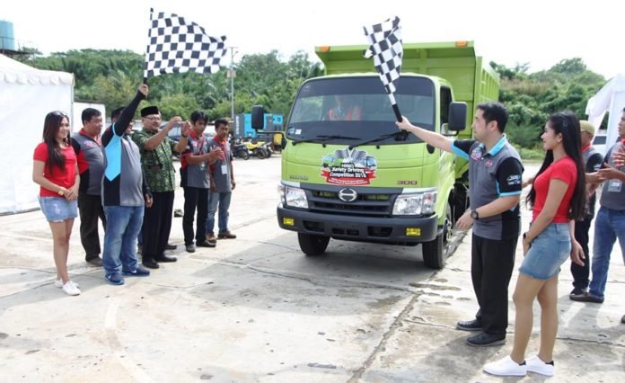Hino Safety Driving Bengkulu 2018 Pengibaran Bendera Oleh Wibowo Santoso GM Sales Hino & Yogi Branch Manager Hino Bengkulu