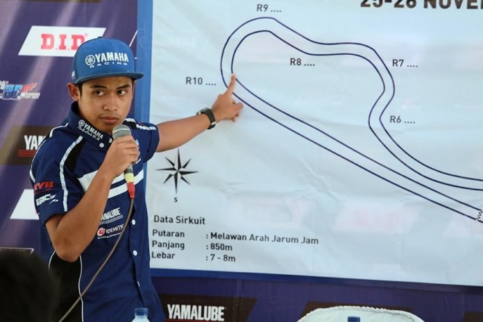 Galang-Hendra-hadir-memberikan-edukasi-kepada-racer-pemula-Sumatera-dan-komunitas-yang-balap-di-kelas-Aerox-1