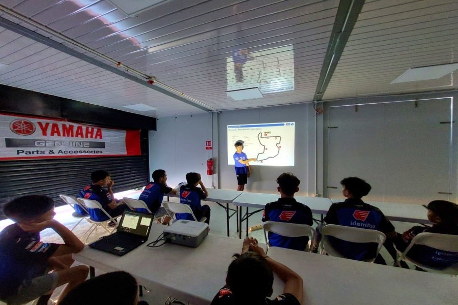 Moment saat Aldi Satya Mahendra Kasih Pelatihan Kepada para Pembalap Junior
