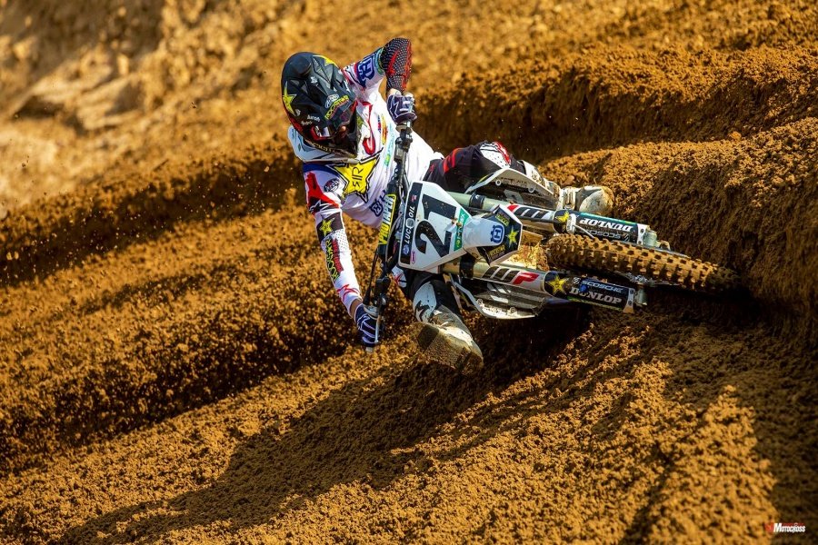 ilustrasi balap moto trail. Pict By getwallpapers.com