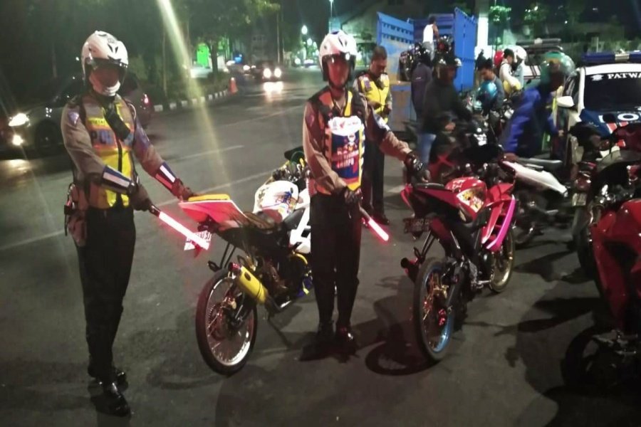 Ilustrasi motor pakai knalpot racing, kena Tilang