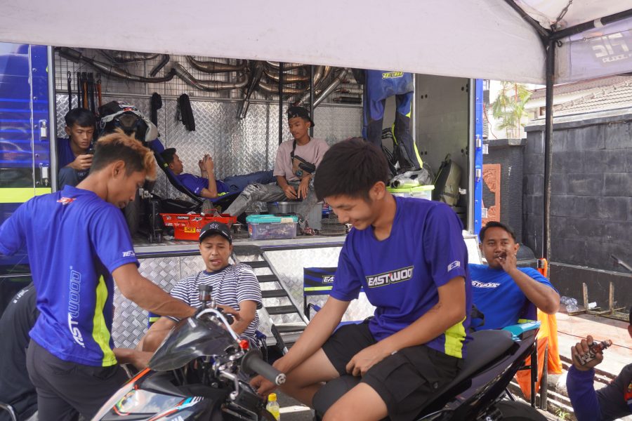 Suasana Belakang Layar