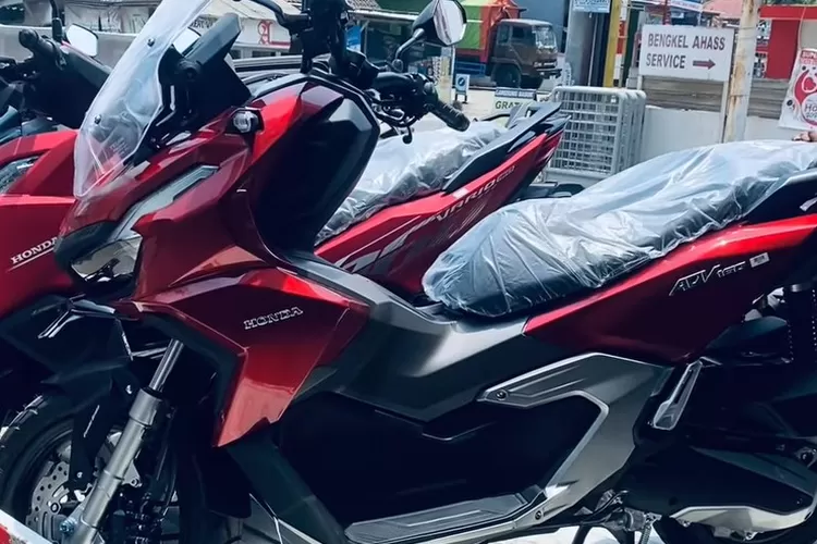 Honda ADV 160 2023 Dynamic Red Warna Merahnya Sangat Memukau!