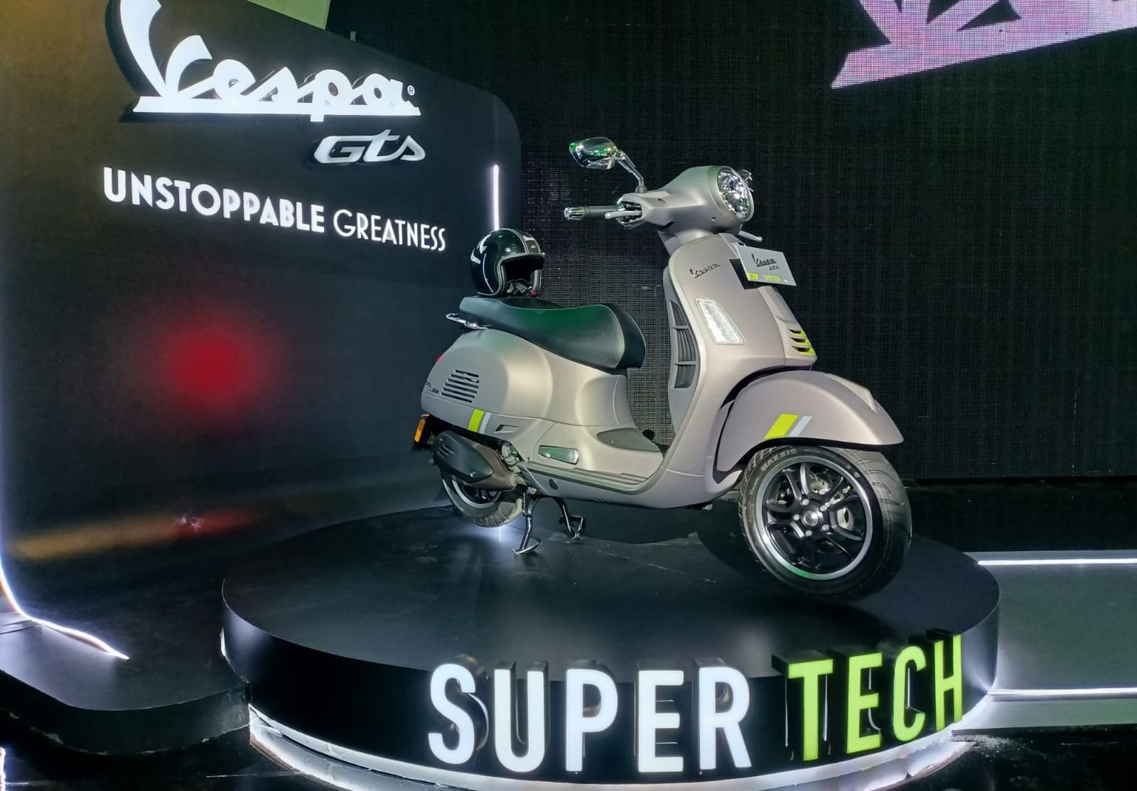 Vespa GTS 300 Super Tech 2023 Seperti Apa Seri Tertinggi dari Keluarga Vespa GTS Ini