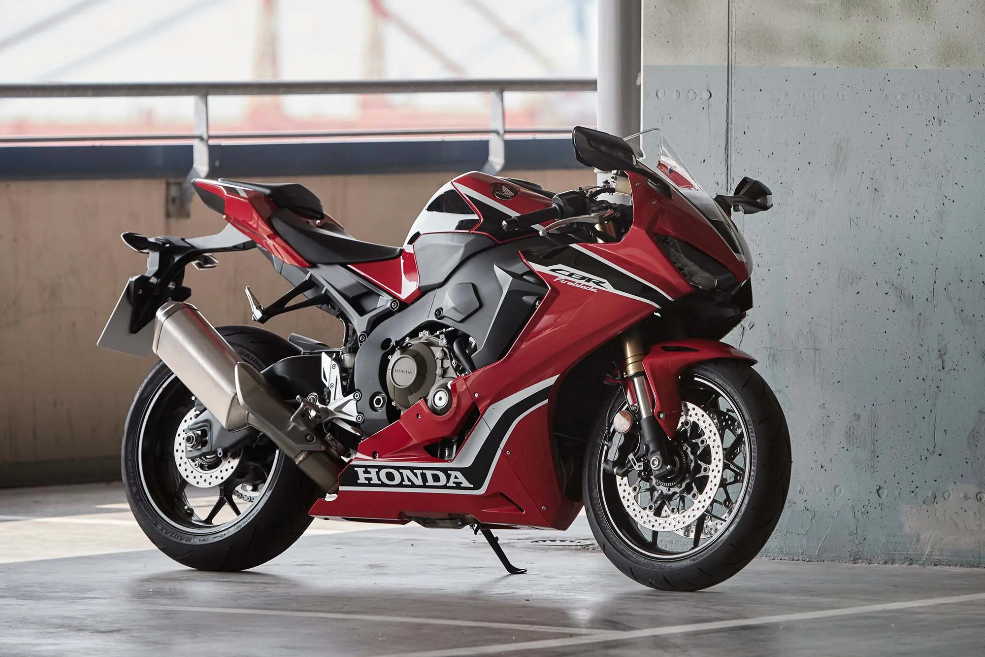 Honda CBR1000RR-R Fireblade vs Yamaha R1, Motor Sport Terbaik dari Jepang