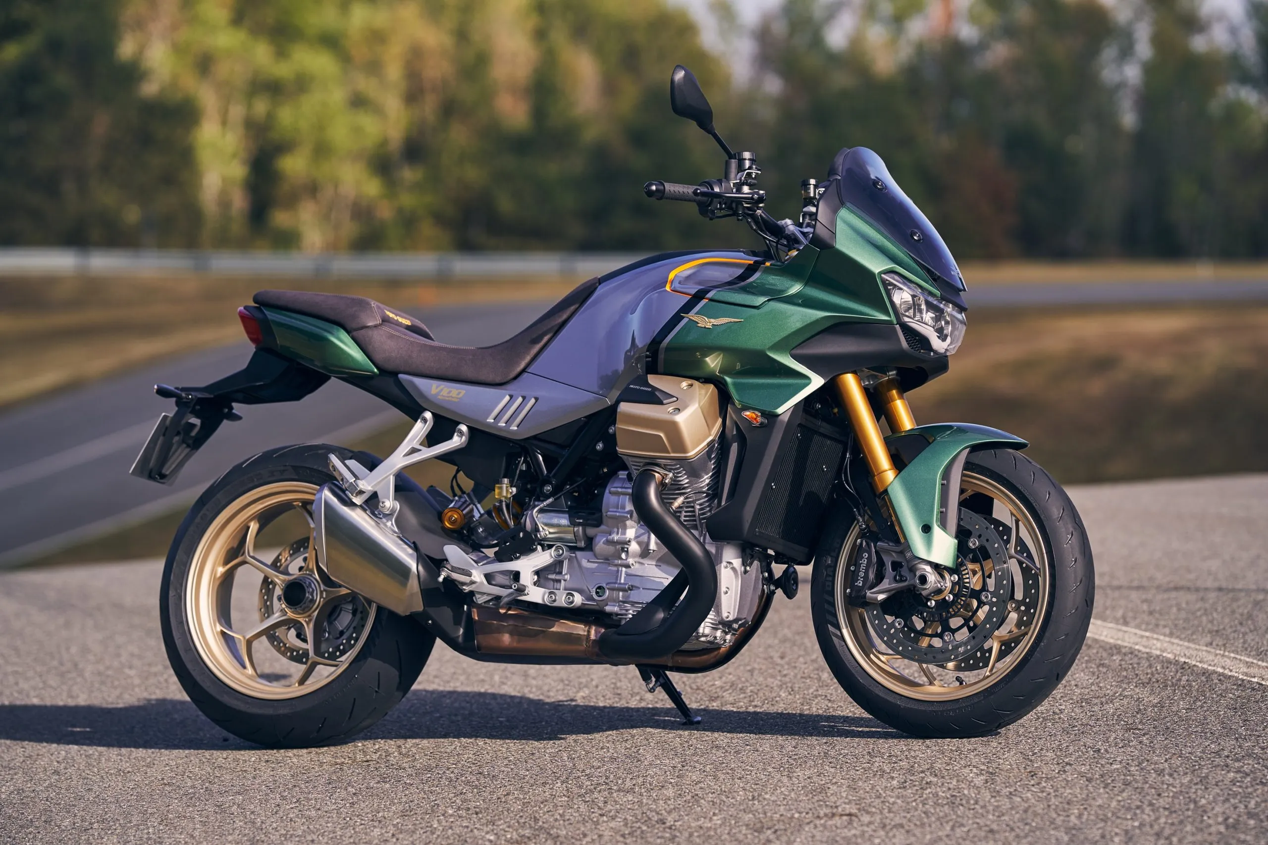 Moto Guzzi V100 Mandello, Motor Sport Touring dengan Fitur Canggih dan Desain Elegan
