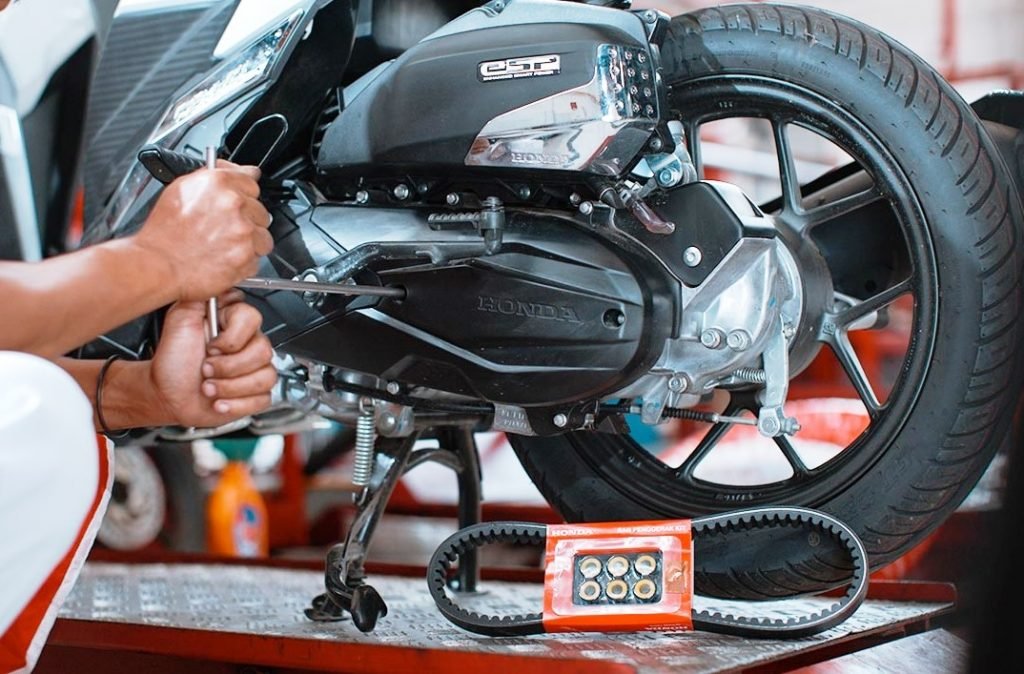 Jangan di Abaikan! 9 Cara Merawat Motor di Musim Hujan