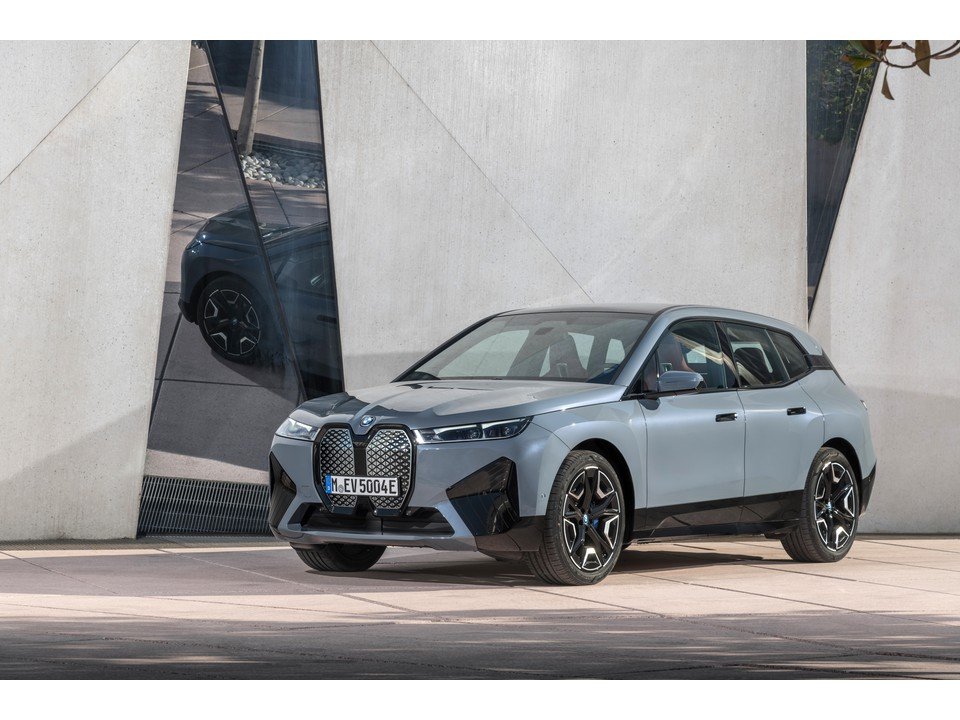 Kelemahan BMW iX yang Bikin Malu di Depan Mobil LCGC