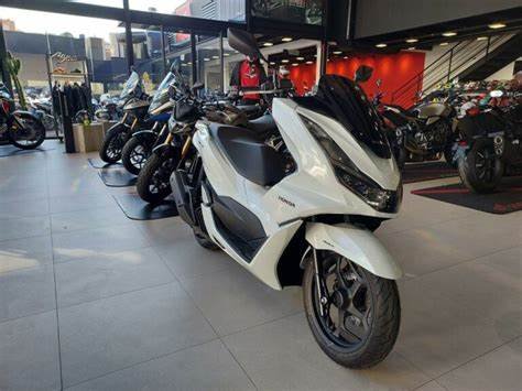 Honda PCX 2024 Motor Matic Terbaru dengan Desain Futuristik dan Teknologi Canggih