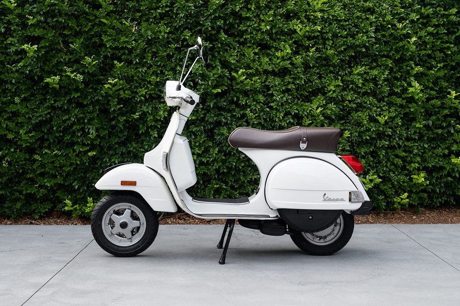 Melintasi Waktu dengan Elegansi! Vespa PX 150 dan Perjalanan Sejarahnya