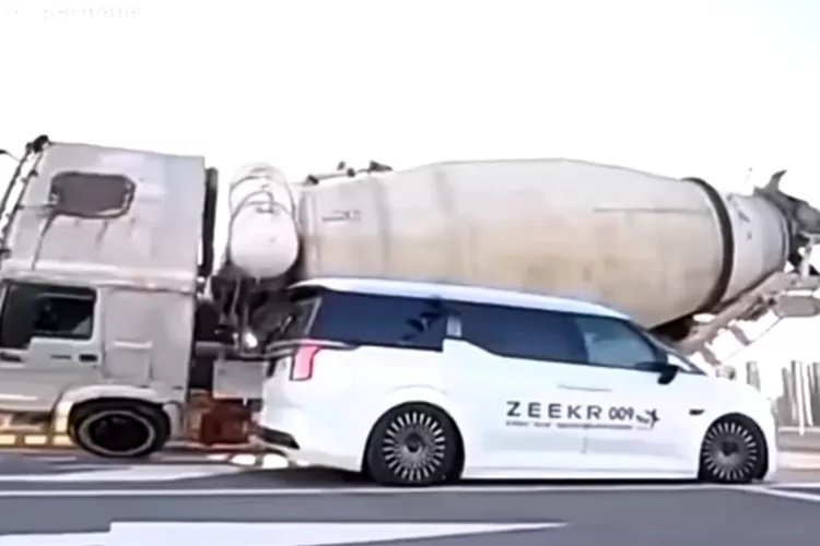 Menakjubkan! Zeekr 009 MPV Listrik Tangguh Hanya Lecet Setelah Ditimpa Truk Molen 30 Ton