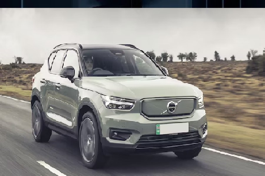 Menarik! Perbandingan Cadillac XT4 2024 dan Volvo XC40 Pilih Mana