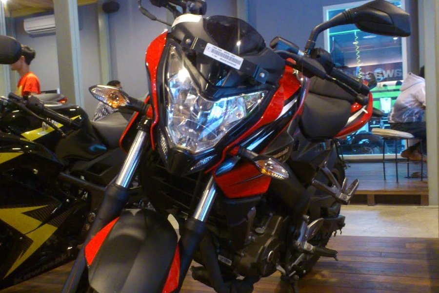 Menelusuri Keunggulan dan Kelemahan Kawasaki Bajaj Pulsar 200NS: Motor Sport Naked yang Stylish dan Terjangkau