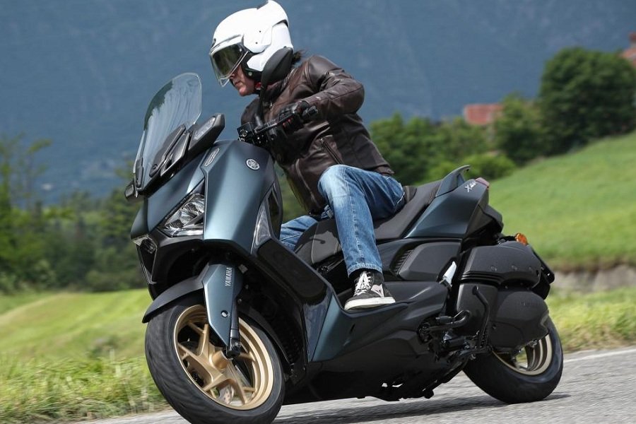 Teknologi Terbaru! Yamaha Rilis X-Max 300 Terbaru dengan Desain Maxi Sporty dan Fitur Canggih
