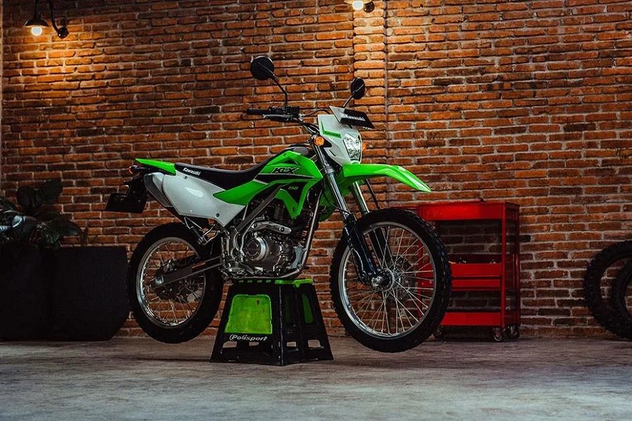 Tidak Perlu Menunggu, Kawasaki KLX 150 Series dan KLX 150 SM Sudah Tersedia. Cek Harga!