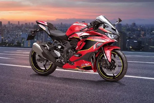 Kawasaki Ninja ZX-25R: Motor Sport 250cc dengan Mesin 4 Silinder yang Menggoda