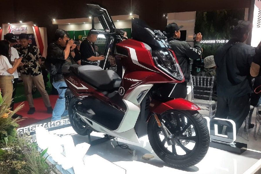 ALVA ONE XP Motor Listrik Ramah Lingkungan dan Stylish di IIMS 2024