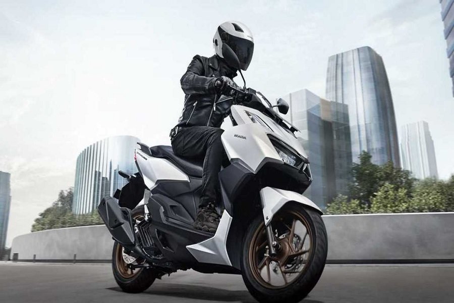 Eksklusif Tampilan Sporty Honda Vario 160 2024 Bikin Yamaha Xmax 300 Kewalahan