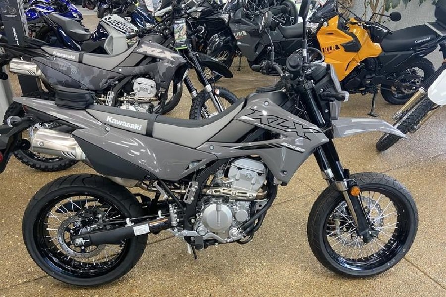 Juara Motor Trail! Kawasaki KLX 300SM 2024 Desain Agresif dan Fitur Canggih