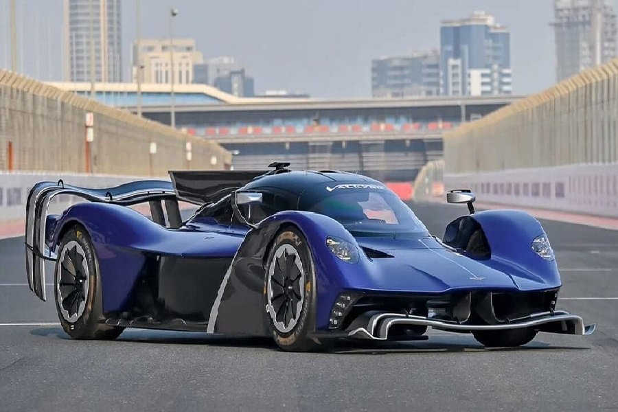 Menguak Keunikan di Jalanan Inggris Supercar Langka Aston Martin Valkyrie