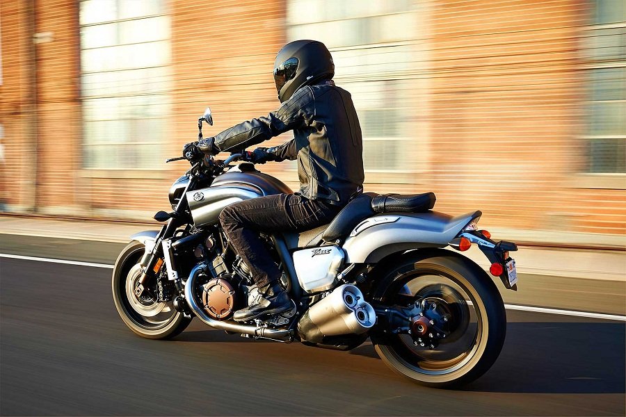 Pantas Yamaha VMAX Masih Disukai Ternyata Mesin Super Gagah, Fitur Agresif, dan Rival BMW R18!