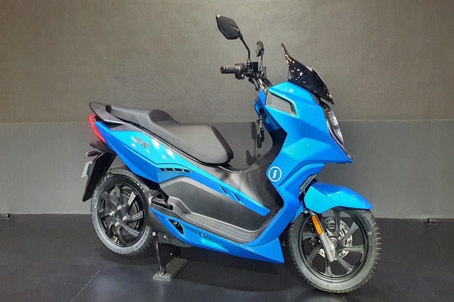 Sensasi Mewah Berkendara dengan Alva One Skutik Listrik yang Mirip Yamaha NMAX dengan Fitur Canggih!