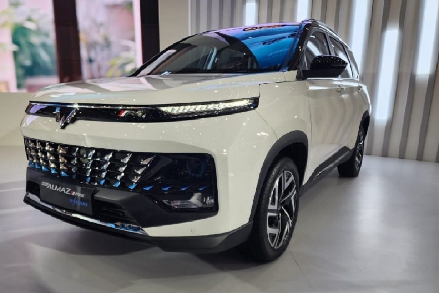 Suku Bunga 0 Persen! Simulasi Kredit Mobil Listrik Wuling Almaz RS Pro Hybrid 2024