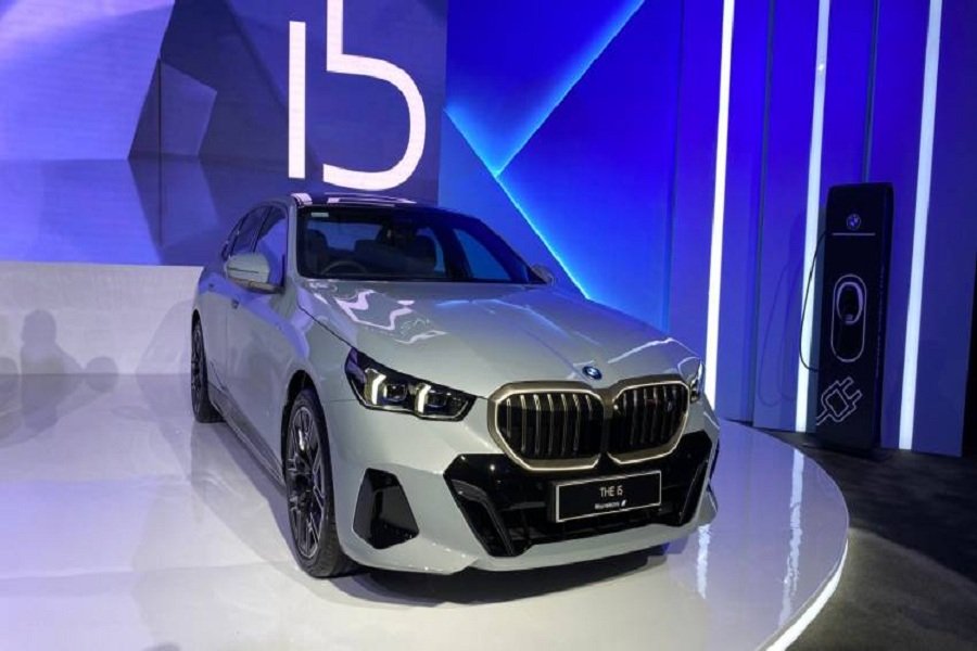 BMW i5 Mobil Listrik Mewah dengan Teknologi Vegan Terbaru, Harga Terungkap April!