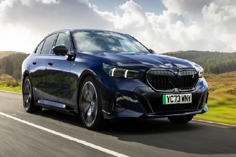BMW i5 eDrive40 M Sport Sensasi Listrik Mewah Terbaru Meluncur di Indonesia!
