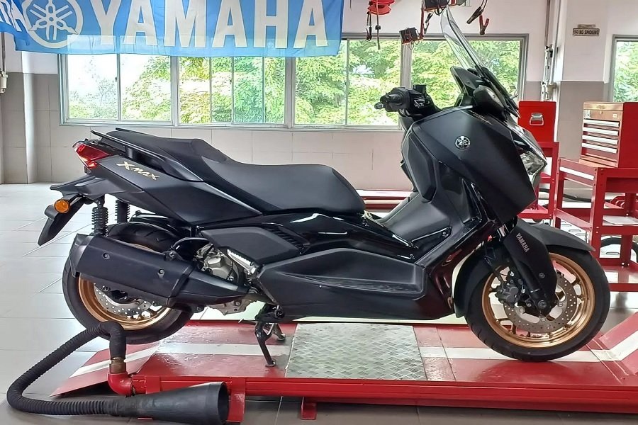 Hipnotis Biru Hitam Yamaha Xmax 2024 Memikat Hati dengan Sentuhan Warna yang Luar Biasa