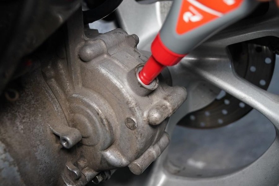 Maksimalkan Performa Kendaraan Anda Inilah Tanda Oli Gardan Motor Matic Harus Segera Diganti!
