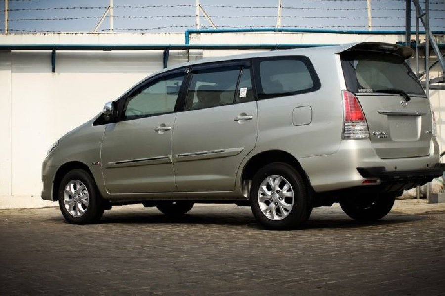 Pilih Mana Toyota Kijang Innova Diesel vs. Bensin Perbandingan Performa dan Perawatan