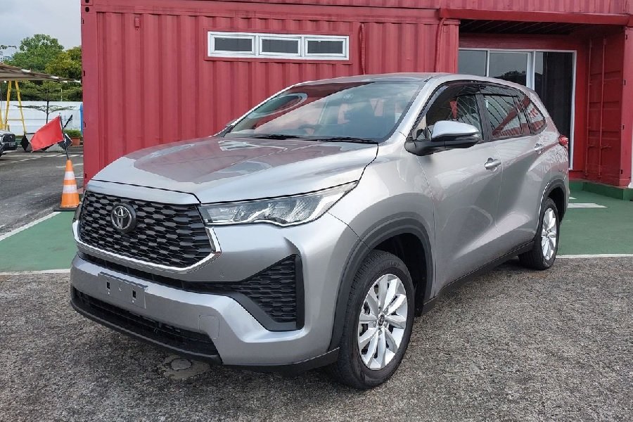 Pilih Mobil Ideal untuk Mudik Toyota Innova Zenix Bensin vs Innova Reborn