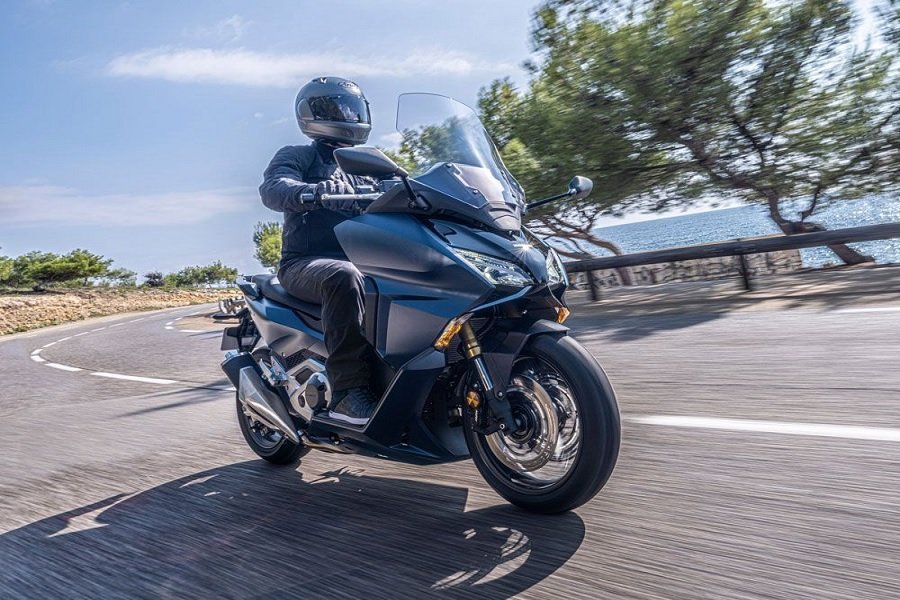 Revolusi Skutik 2024! Honda Menggebrak dengan Forza 750 Mesin Gahar dan Fitur Mewah, Saingi Yamaha Nmax Terbaru!