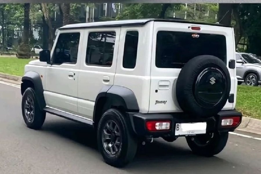 Siapakah Rajanya Offroad Jimny 5 Pintu Suzuki Memperkenalkan Varian Terbaru yang Bikin Tergoda!