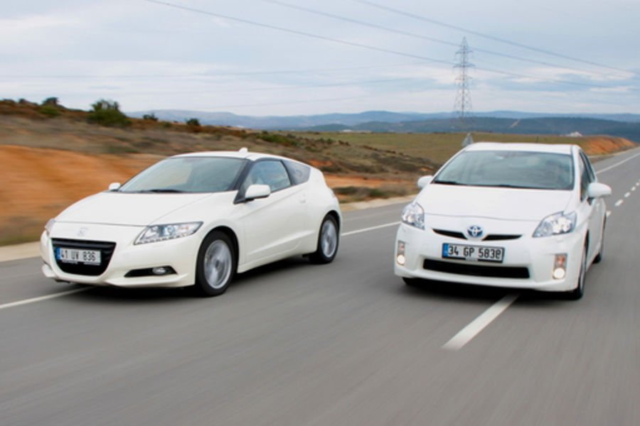Perbandingan Toyota Prius dan Honda CR-Z Mobil Hybrid