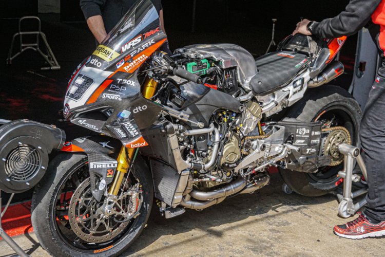 Ducati Panigale V4R memiliki standar teknis yang sangat tinggi dalam produksi massal.