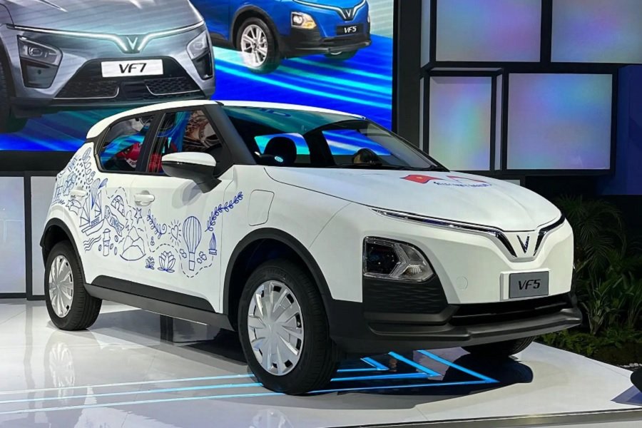 Keren! Tampil Beda di GIIAS 2024 VinFast Memperkenalkan Mobil Listrik VF 5 Setir Kanan