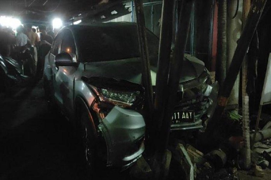 Minibus Honda HR-V Tabrak Tiga Warung dan Sepeda Motor di Jalan Lintas Sumatera