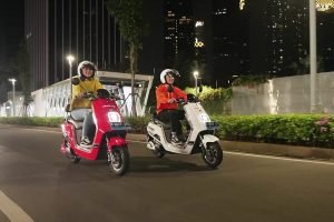 Mengenal Lebih Dekat! Perbedaan Motor Listrik dan Motor Bensin yang Harus Anda Ketahui