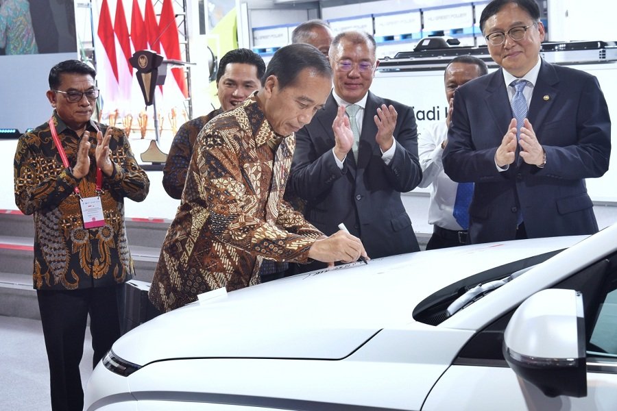 Peresmian Pabrik Baterai EV! Presiden Jokowi Tandatangani Kona Electric Sebagai Simbol Kemandirian Indonesia