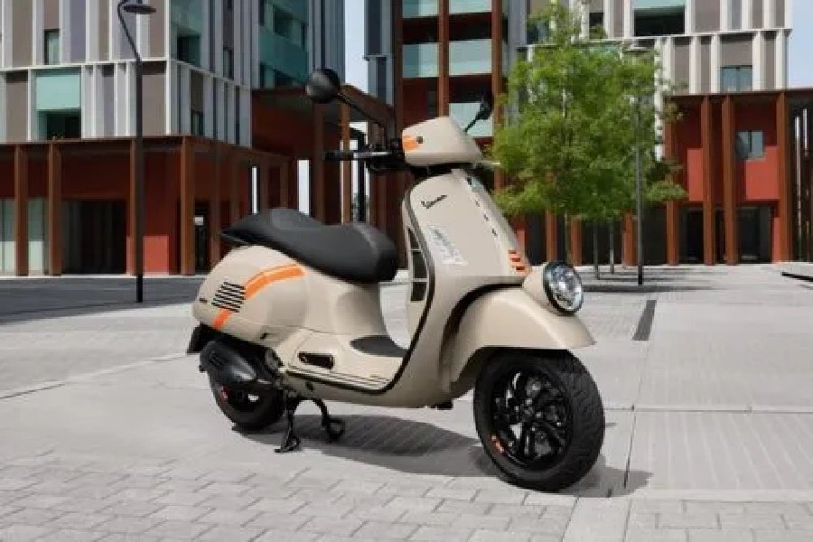 Tampil Beda! Bergaya dengan Vespa GTV300 Warna Baru yang Bikin Tergoda