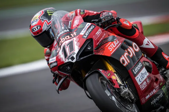 Toprak Razgatlioglu Dominasi Race 1 WSBK Donington Park dengan Kemenangan Kelas Dunia!