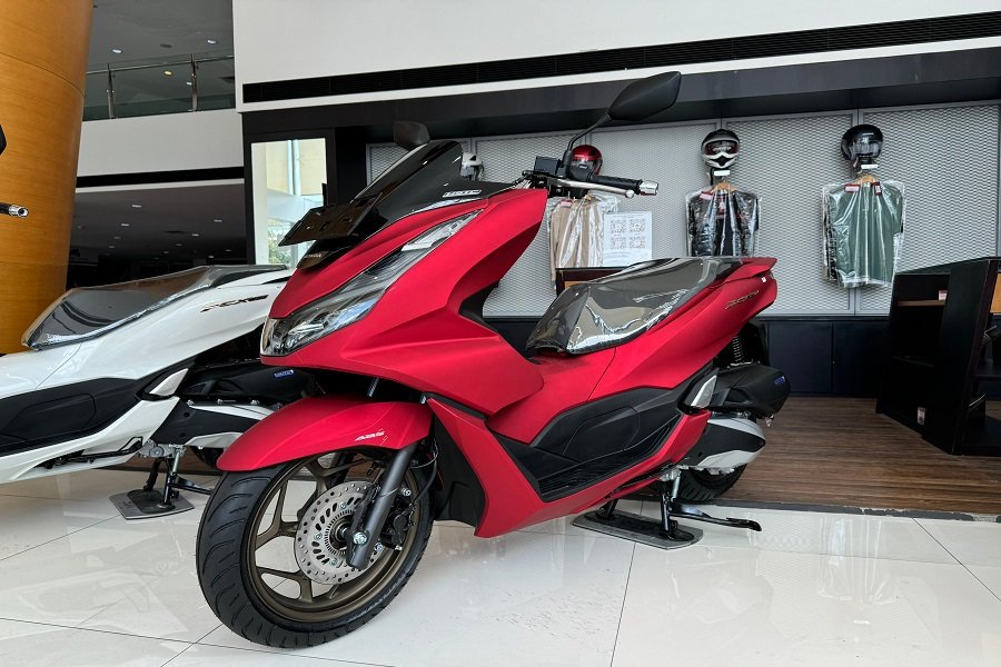 Honda PCX 160 ABS Fitur HSTC Canggih untuk Aman di Jalanan Licin!