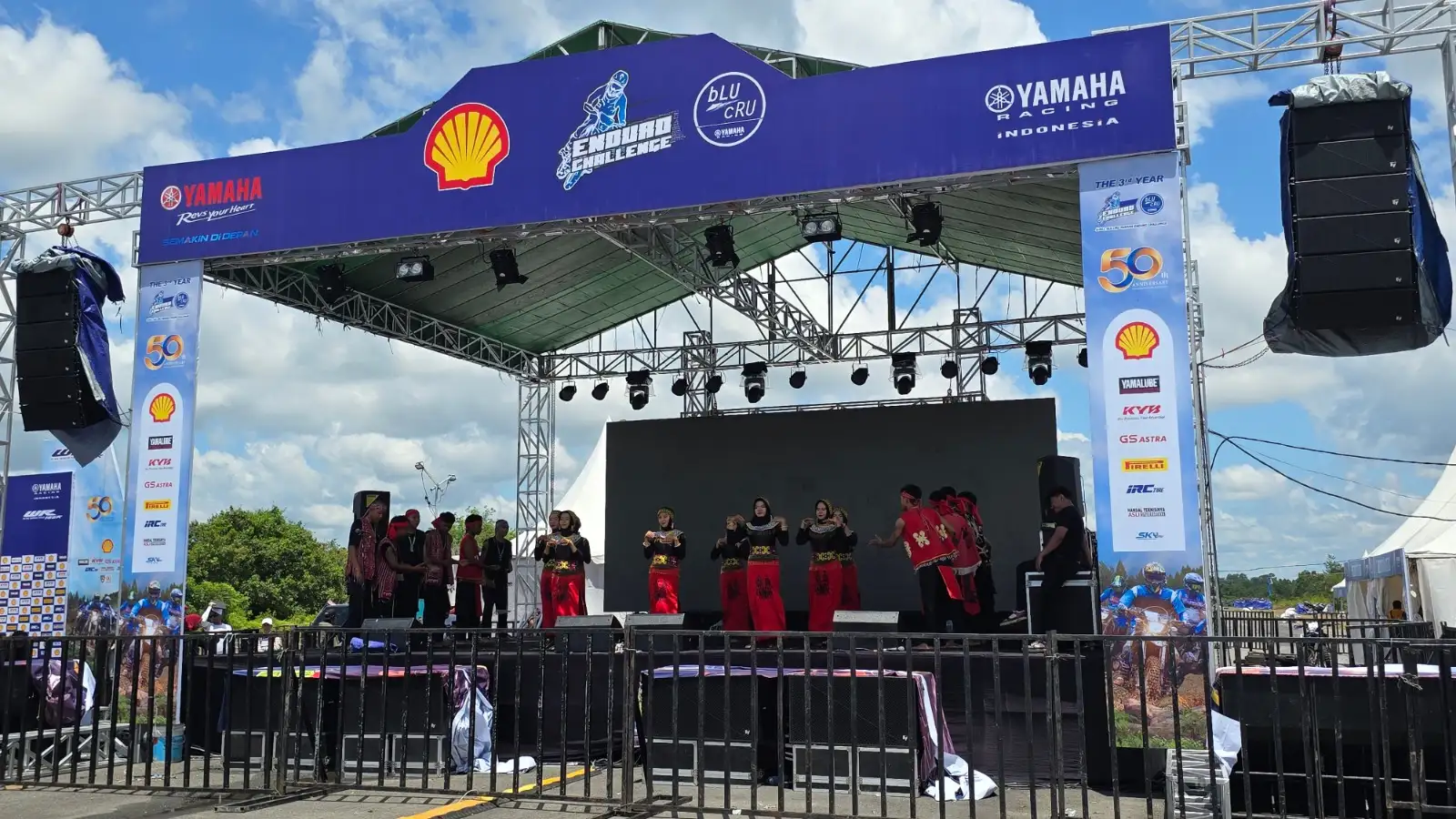 Pentas Seni SMA & SMK di Shell bLU cRU Yamaha Enduro Challenge Sintang, Kalimantan Barat