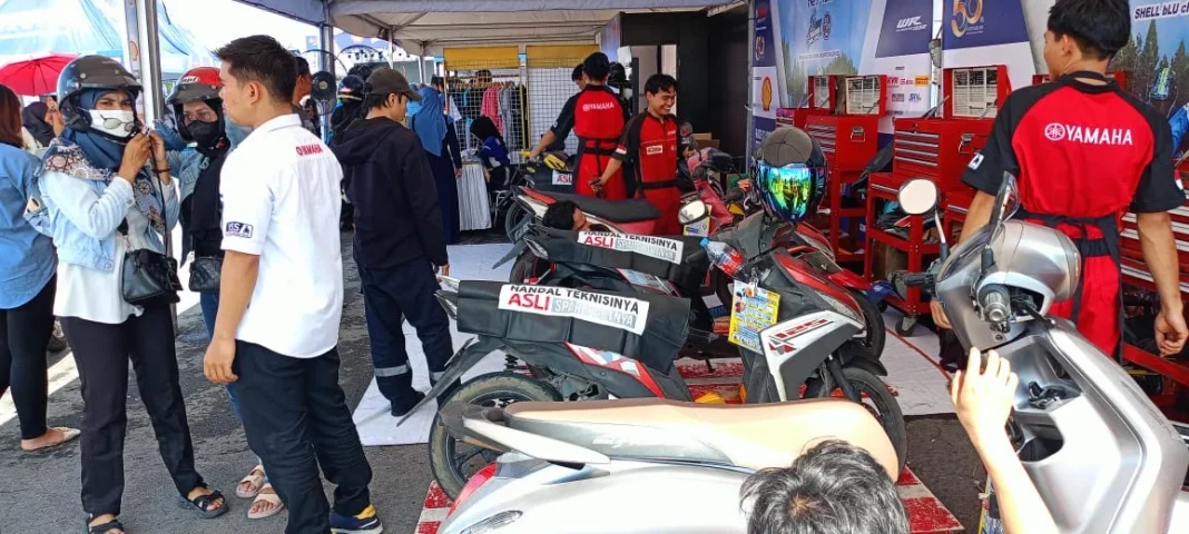 Tenda Servis Gratis Motor Yamaha Diserbu Pengunjung, Oli Juga Gratis!