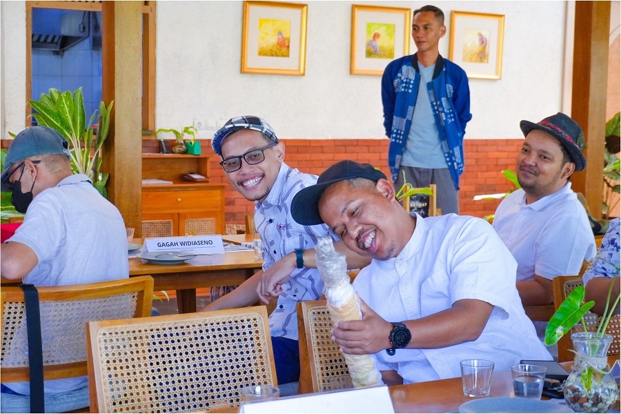 Astra Motor Yogyakarta Perkenalkan Fashion Berkelanjutan Melalui Ecoprint Bersama Semilir!