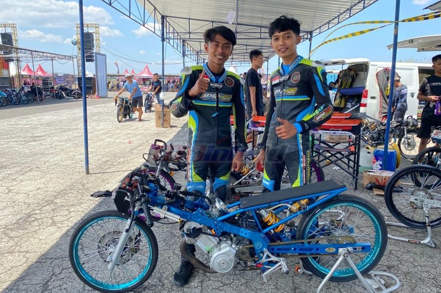 Arya dan Benggol bersama MX FFA350 pencetak 6.0 detik by Abakura