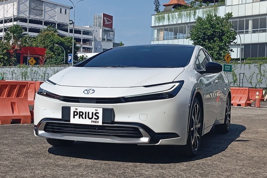 Toyota Prius PHEV Kombinasi Sempurna antara Keberlanjutan dan Estetika yang Futuristik!